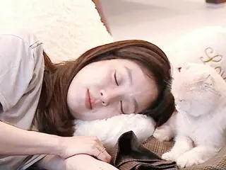 Too cute actress Jung Ryeo Won 's beloved cat. One scene of MBC "I live by mysel