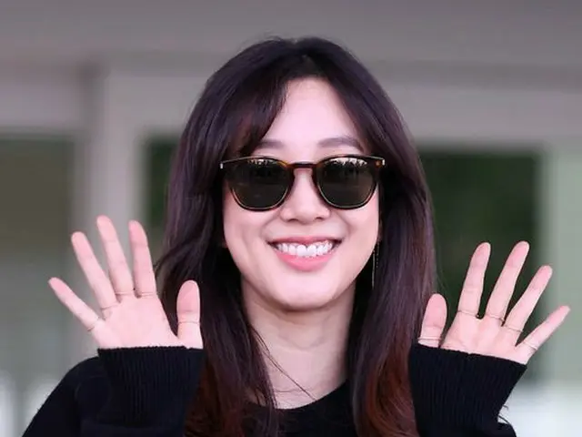 Actress Jung Ryeo Won, departed to Paris, France to attend the Fashion Week.