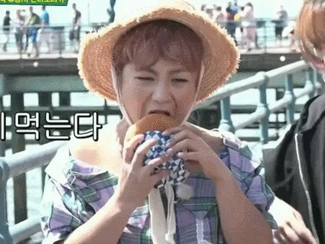 Female performer Park Na Rare who has a small mouth and can not hamburgers.