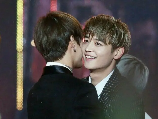 SHINee Minho and BTS V's way of greeting each other.