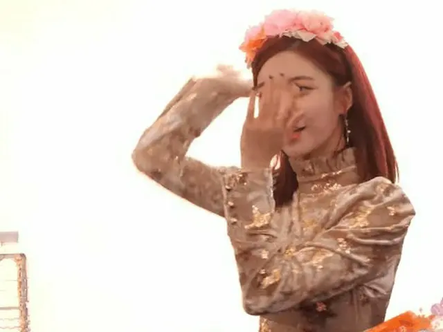OH MY GIRL Bini, a cute burst of laughter from a sexy decisive pose.