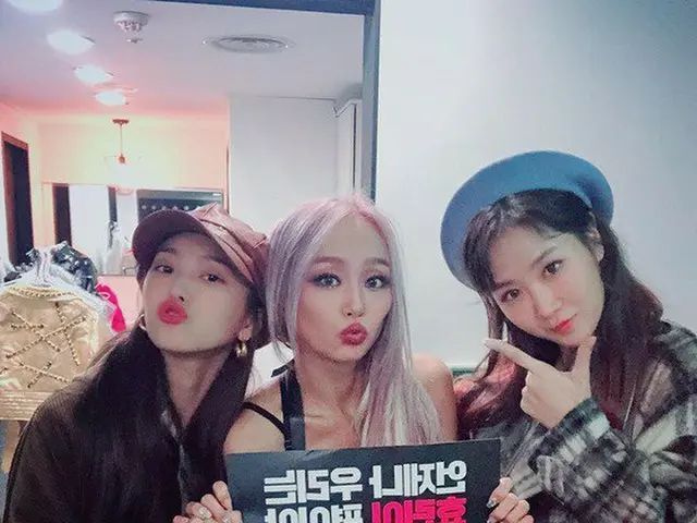 SISTAR former member Hyoolin, released a picture of Bora & Soyu who came to supp