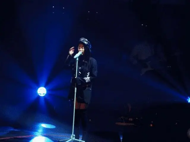 IU singing away glasses. Sometimes also failure. . .