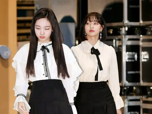 TWICE Nayeon & Jiyo, "M COUNTDOWN" at the photo wall before live broadcast.