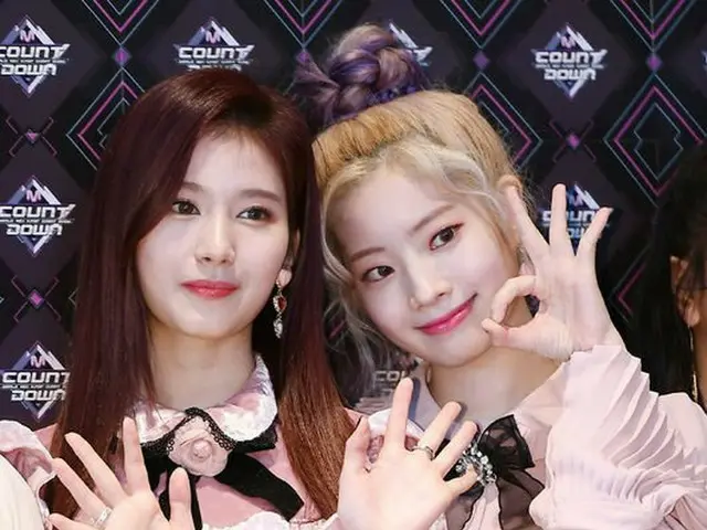TWICE Sana & Da Hyun, "M COUNTDOWN" at the photo wall before live broadcast.