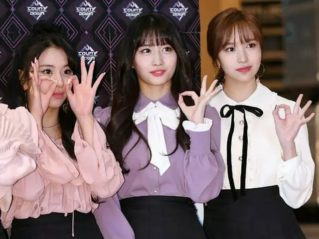 TWICE Chaeyong & Momo & Mina, "M COUNTDOWN" at the photo wall before live broadc