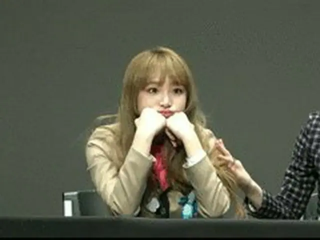 IZONE Miyawaki Sakuro, teaching "Bite Heart" to Choi Ye Na . .  ● Choi Ye Na is 