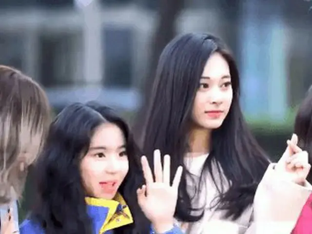 TWICE, Chae Young is "bird's feet". Reason why TZUYU crouch. .