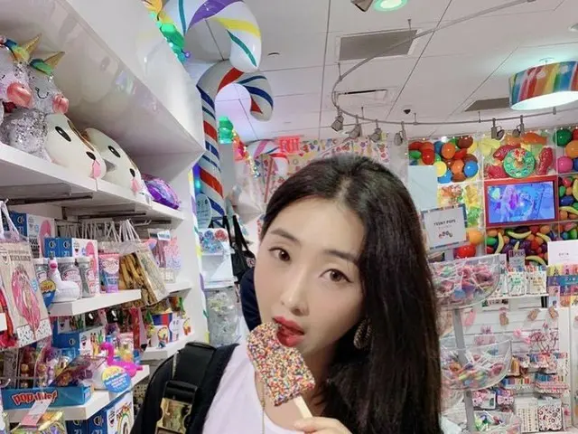 【G Official】 former 2NE1 Minzy, SNS update. Colorful sweets in one hand.