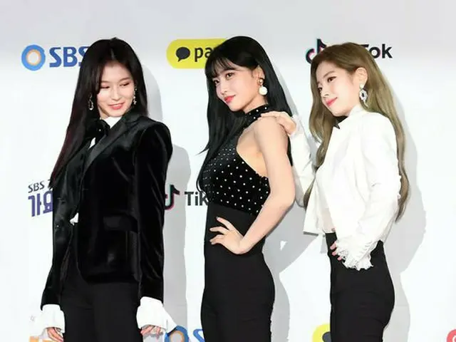 TWICE, today for cool beauty! Sana tries to mimic the pose of Momo & Da Hyun. "2