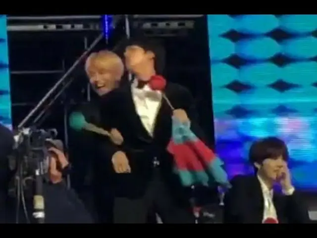 BTS V and JIN, "Coupled Dance" is showing off. .  