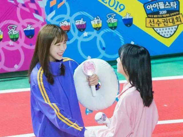TWICE Mina & GFRIEND UNA, are too good friends and hands connected?