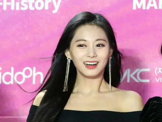 TWICE TZUYU, "28th High One Seoul Kayo Award Grand Prize" appeared in the red ca