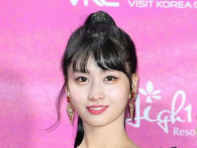 TWICE Momo, "28th High One Seoul Kayo Grand Award" appearing in the red carpet. 
