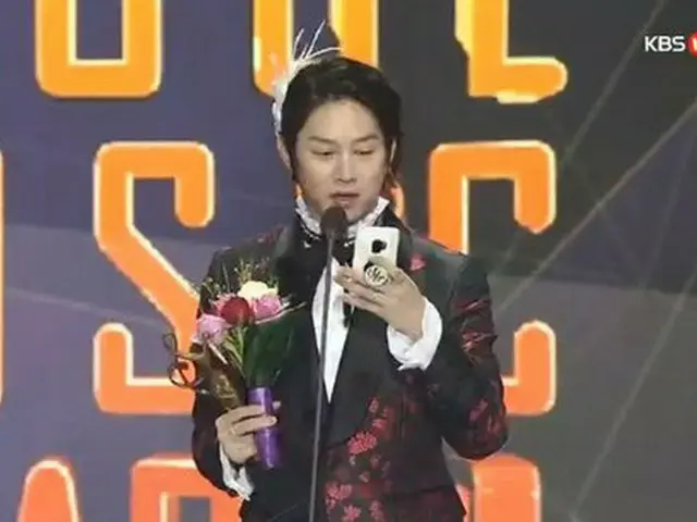 EXO, SUPER JUNIOR Hee-chul receives a trophy instead, receiving the Korean style