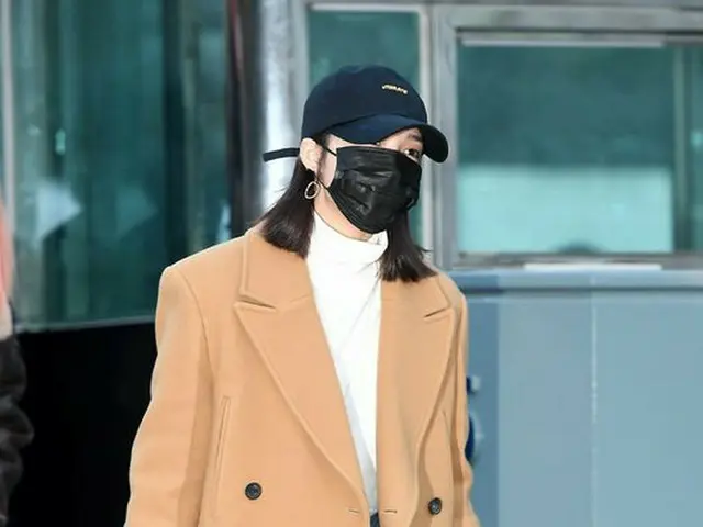 Jung Eun Ji (Apink), hidden with a hat and a mask. Arriving to work "Music Bank"