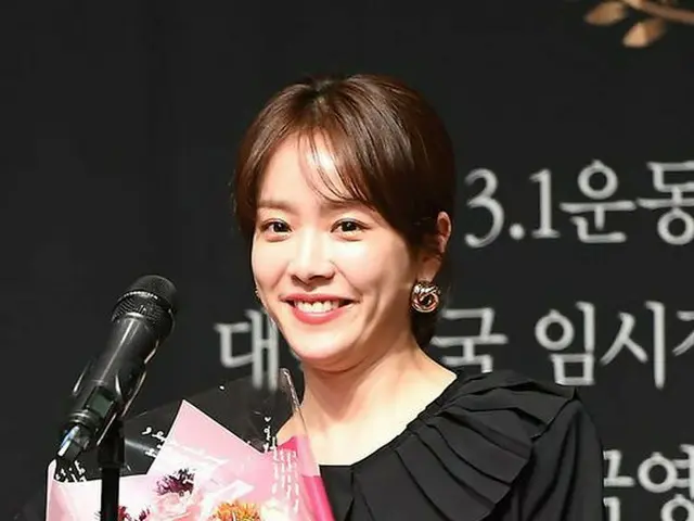 Actress Han Ji Min received an female performer prize at '10th Film PeoplePrize'. .