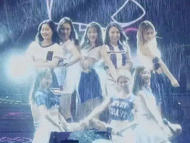 Girl groups playing in the rain. TWICE vers.