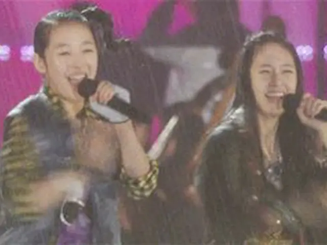 Girl groups playing in the rain. f(x) vers.