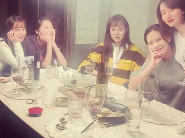Actor Kong Hyo Jin, released a new years party photo with members. Son Ye Jin,Oh·Yuna, Lee·Min Jeong
