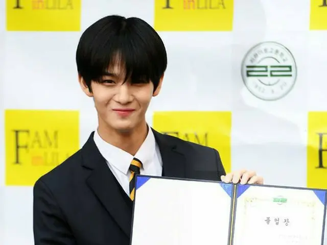 Former WANNA ONE ba Jin Young attended the Lireaato high school graduation cerem