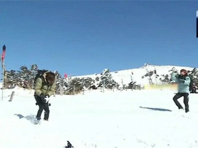 Snowball fight of "EXO vs TVXQ". Junior EXO Shi Min's "The Shrine" is a topic.  