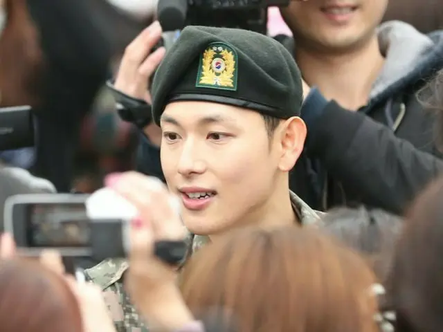 ZE: A. Im Siwan, military discharge. Additions. Met by many fans and media. Onthe morning of 27th, G