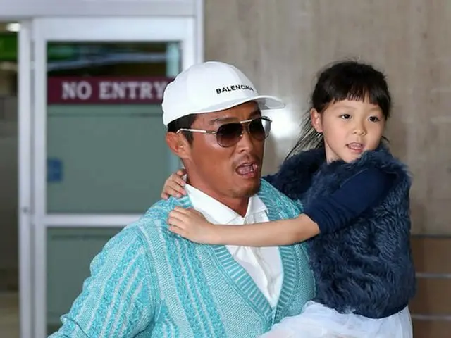 Choo sarang Saran arrived in Korea to participate in the event. Saran-chan whomet with Smurf.