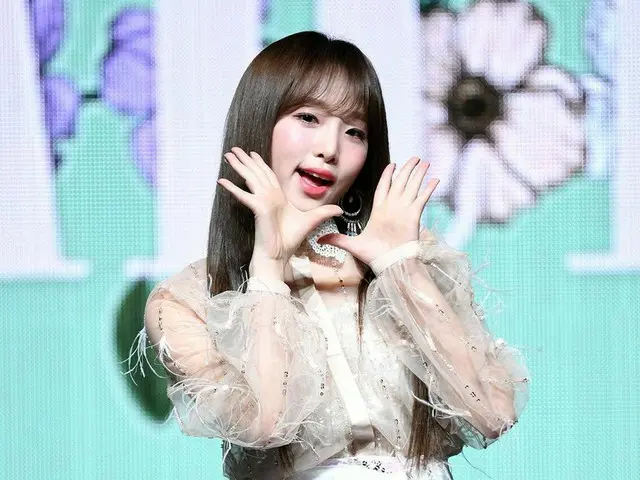 IZ*ONE Choi Yena attends the showcase of the 2nd mini-album "HEART*IZ". 1st, Seo