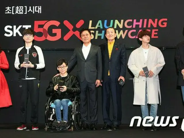 EXO & Kim Jonah et al. To 5 Telecom No. 1 subscribers of SK Telecom. .  Moth