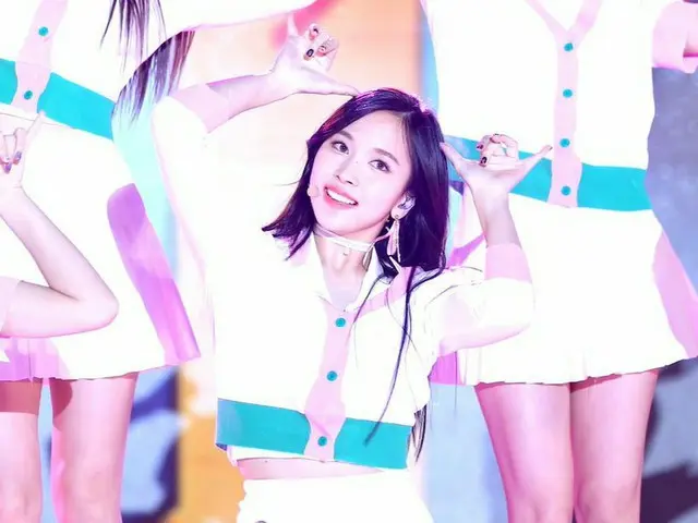 The design of the TWICE Mina, in-ear monitor has changed to "simple". .  -Transi