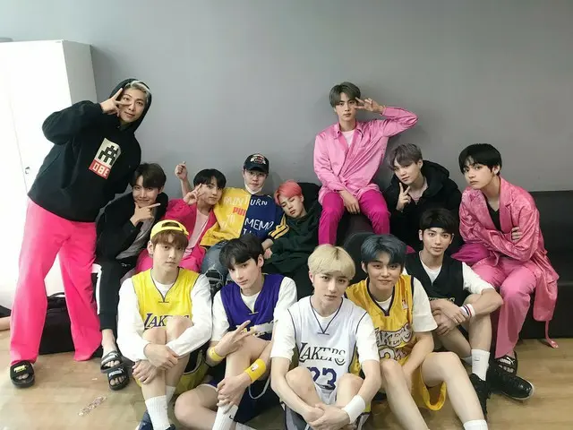 BTS JIMIN, the theory that the memorial photo with seniors and "younger brother"