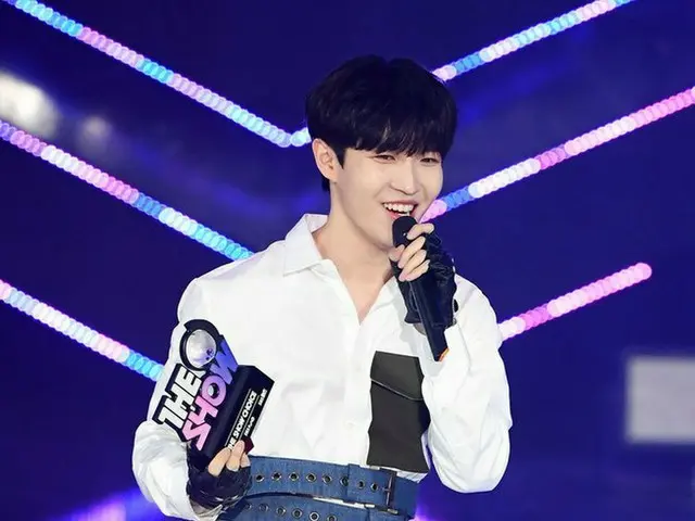 Kim Jae-hwan hugs Pak Wu Jin and Lee Dae Hwi in 1st place in SBS MTV "THE SHOW".