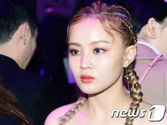 Singer LEE HI, who belongs to YG, is sweeping the top of the chart.  ● Comeback 