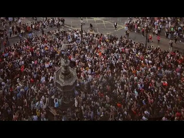 The moment the CM is released on Piccadilly Square, the British BTS. . Before th