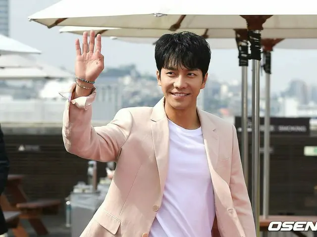 Actor Lee Seung Gi holds a fans autographing session. The afternoon of 1st, Seou