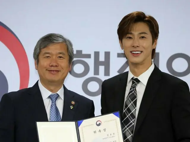 Yunho (U-KNOW TVXQ) is handed over a letter of security ambassador commission le
