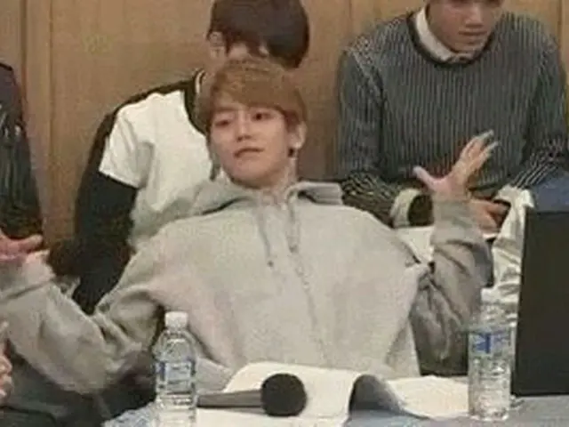 EXO, "Empathy" for fans is Hot Topic. .  ● A fan is giving a message of support 