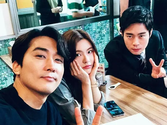 【G Official】 Actor Song Seung Heon, SNS update. Selfie with co-stars.