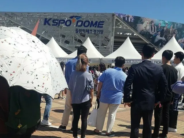 “Mother of BTS” Bang Si Hyuk appears at Seoul Fan Meeting.  ● “University of Kor