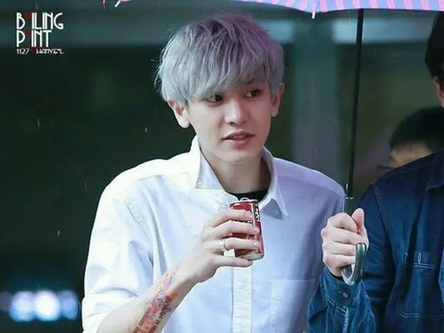 Photo evidence of "big hand" side.  ※ EXO Chan Yol, "big hand" vs. "small face" 