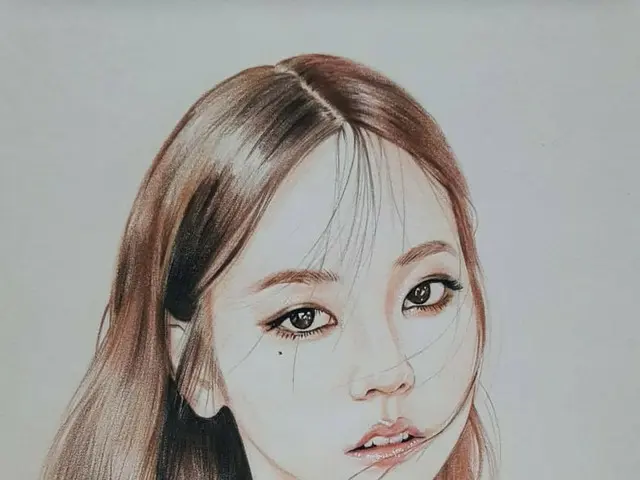 "A model who draws portraits of entertainers" is Hot Topic. Wonder Girls former 