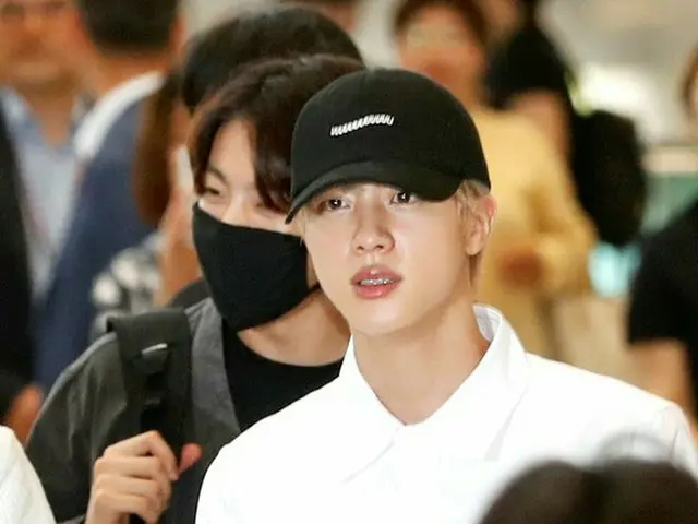 BTS, "LOVE YOURSELF: SPEAK YOURSELF" Departure to Osaka for the stadium tour. . 