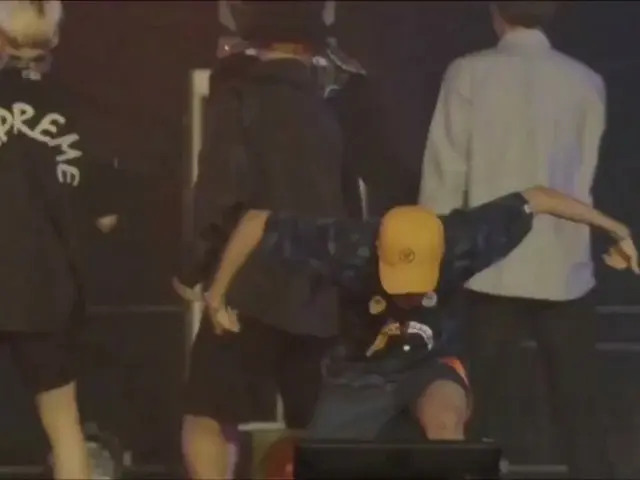 BTS JIMIN and J-HOPE "Airborne Handstand", also Hot Topic in Korea. . Two eyes a