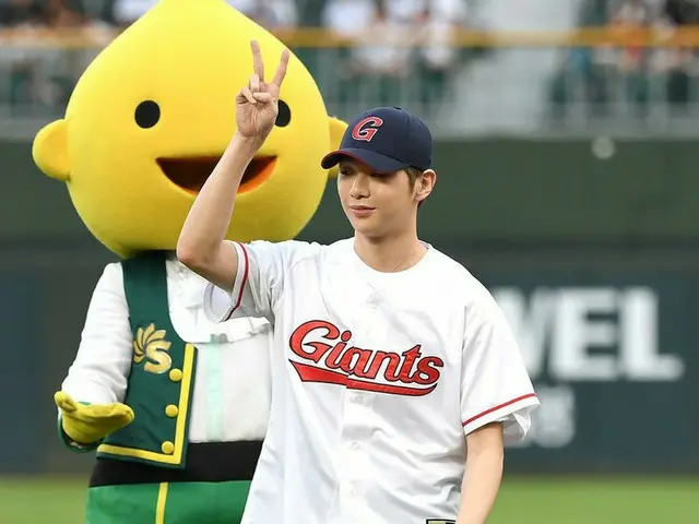 Kang Daniel holds the Opening Ceremony in a game of Lotte Giants vs NC Dynos. Bu