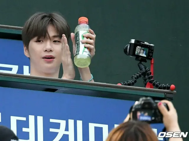 Kang Daniel, watching the game of Lotte Giants vs. NC Dinosu in the audience. Bu