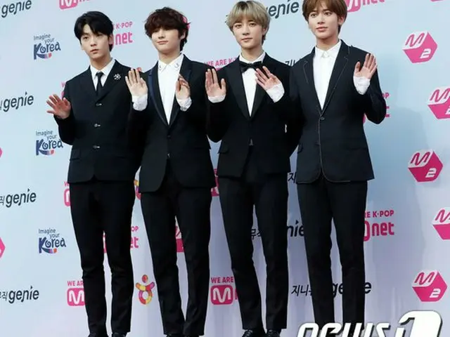 TXT, "2019 M2 X GENIE MUSIC AWARDS" Red Carpet event attended by 4 people. One a