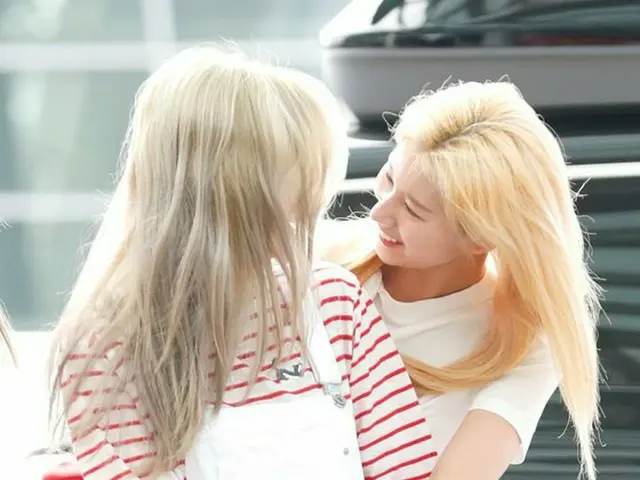 TWICE Sana & Dahyun, lovey dovey at Incheon International Airport.