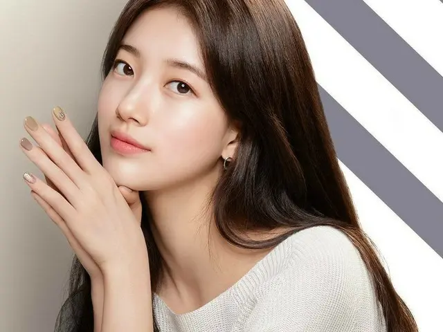 Miss A former member Suzy, advertisement is a Hot Topic. Brand “Dashing Diva”.