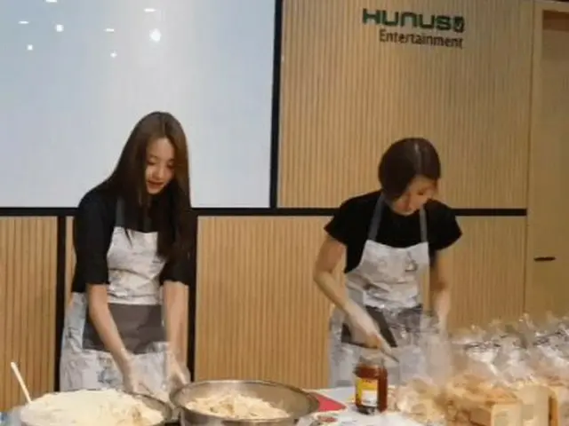 Why you should refrain from music while cooking with a kitchen knife. .  ● Girls